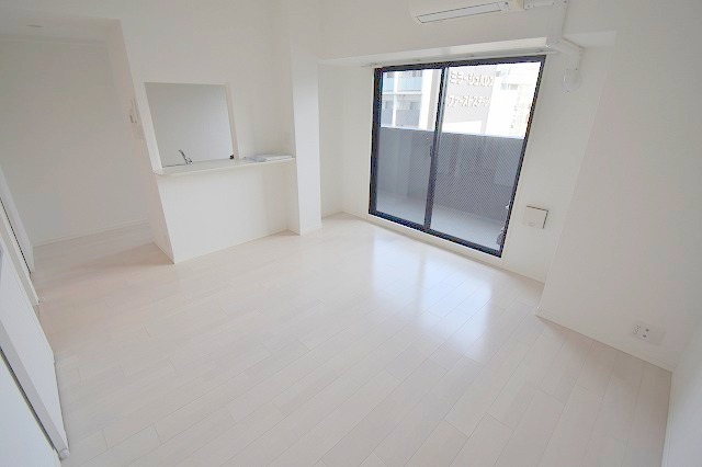 S-RESIDENCE新大阪駅前の居間写真