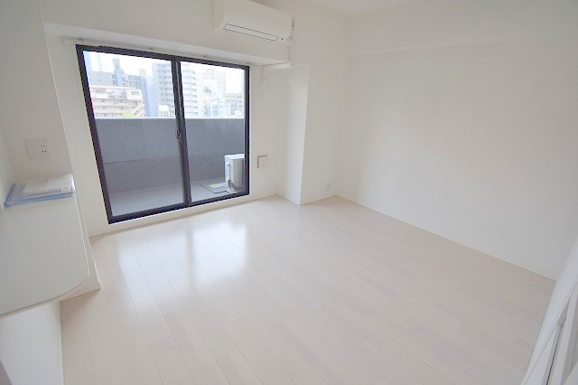 S-RESIDENCE新大阪駅前の居間写真