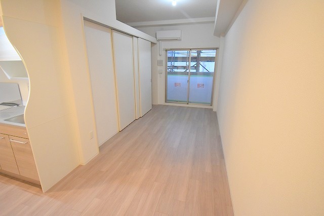 セレニテ西中島アリア弐番館の居間写真