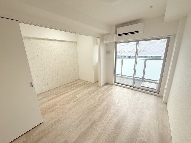 セレニテ新大阪グランデ シュッドの居間写真