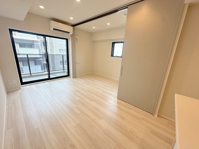 シーズンフラッツ新大阪SOUTHの居間写真
