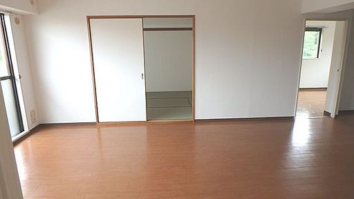 フォレスト岡本の居間写真