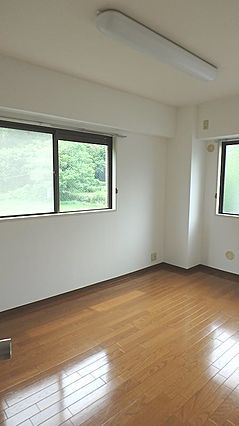 フォレスト岡本の居間写真
