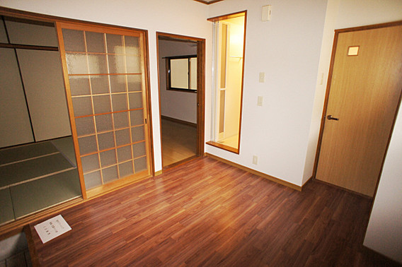 神港ハイツの居間写真
