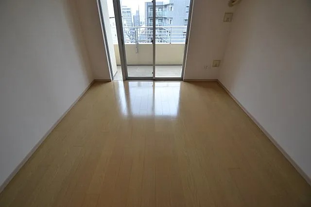 トア山手フラッツの居間写真