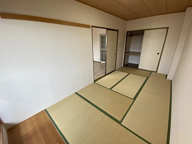 シャルマン岩屋の居間写真