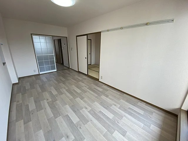シャルマン岩屋の居間写真