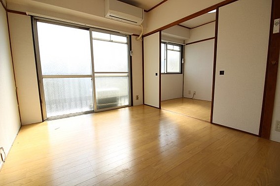 さつきマンションの居間写真