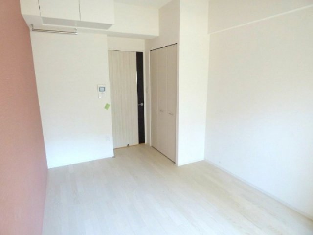 SERENiTE三宮の居間写真