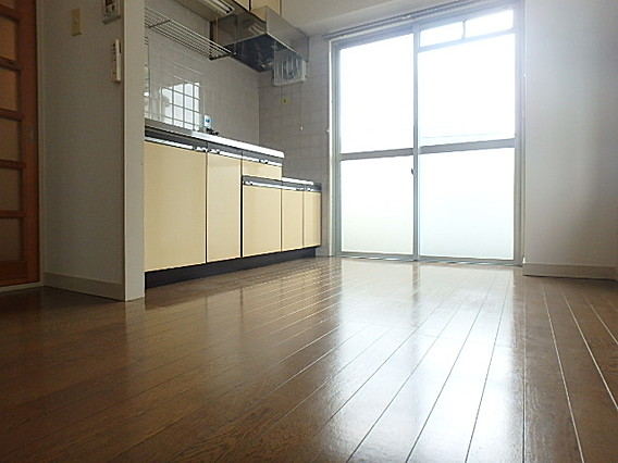 白い小さなMansion六甲の居間写真