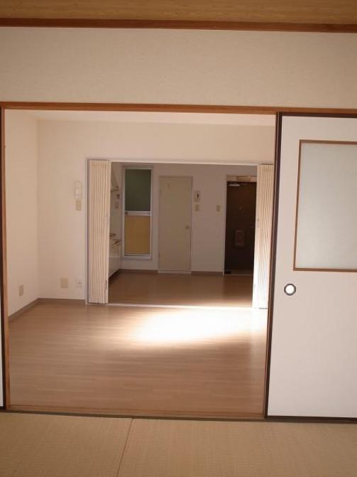 共親ビルの居間写真