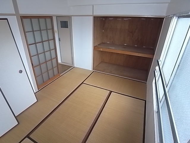 新堂マンションの居間写真
