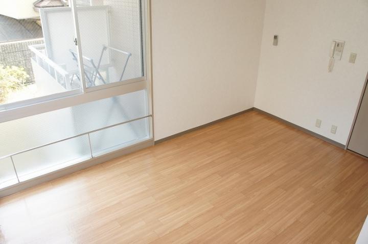アヴェニール岡本の居間写真