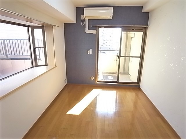 ワコーレエキサイド岡本の居間写真