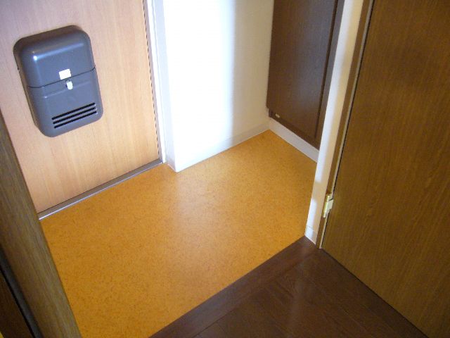 ヒルズ岡本の玄関写真