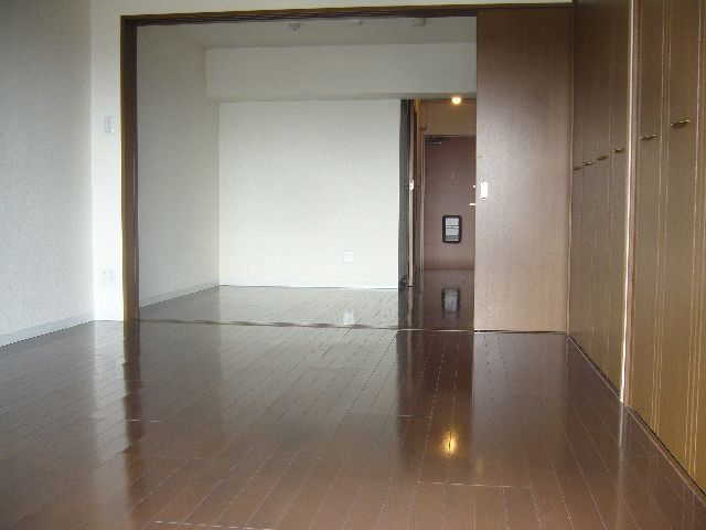 ヒルズ岡本の居間写真