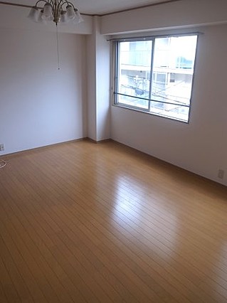 マンション花隈の居間写真