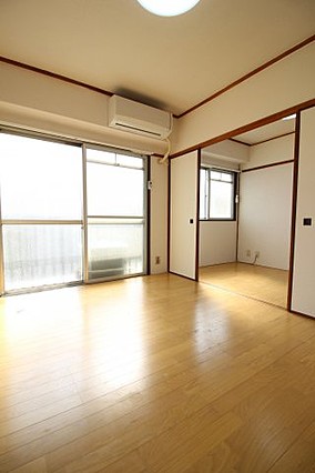 さつきマンションの居間写真