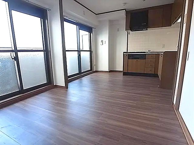 ローレル三宮の居間写真