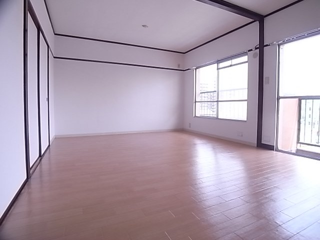 グランディア灘南通の居間写真