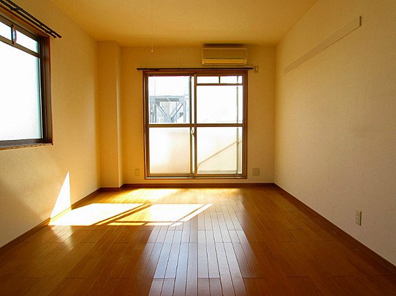 ヴィラ神戸3の居間写真