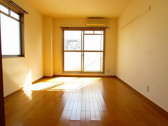 ヴィラ神戸3の居間写真