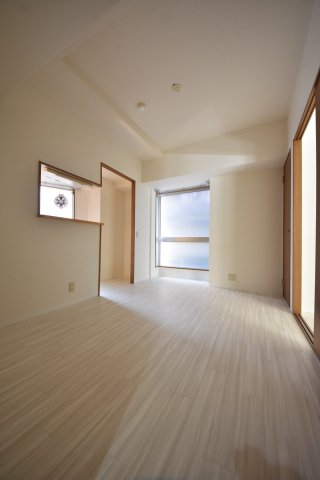 メゾンヌーベル新神戸の居間写真