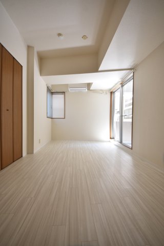 メゾンヌーベル新神戸の居間写真