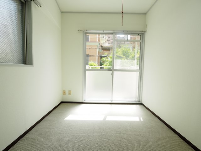 ドルフ西岡本の居間写真