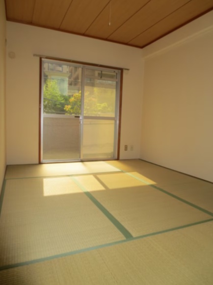 ドルフ西岡本の居間写真