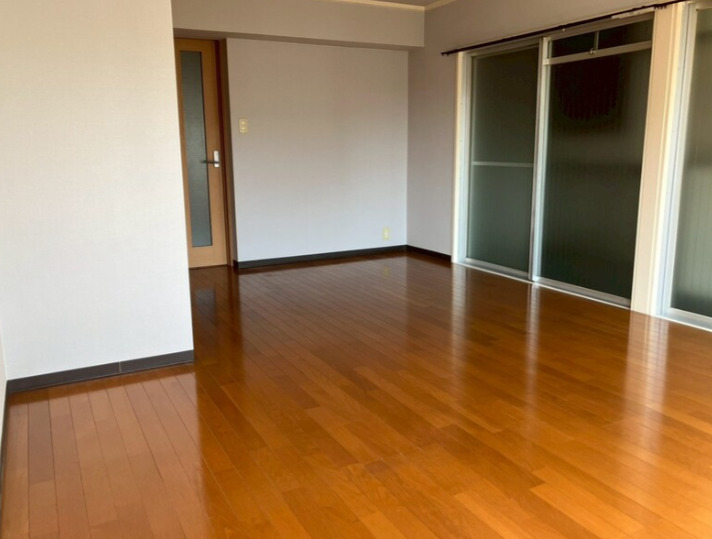 辰巳マンションの居間写真