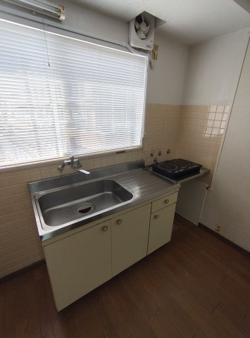東海道本線 三ノ宮駅 徒歩10分 4階建 築55年のキッチン写真