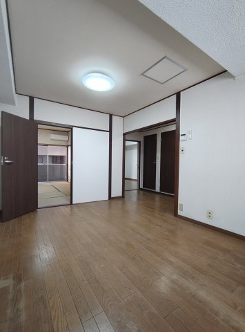 東海道本線 三ノ宮駅 徒歩10分 4階建 築55年の居間写真