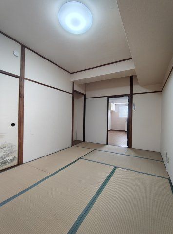 東海道本線 三ノ宮駅 徒歩10分 4階建 築55年の居間写真