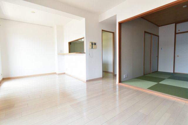 NTPRレジデンス甲子園四番町の居間写真