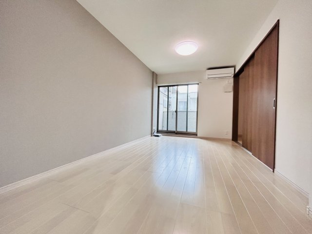 ウェルスクエア西宮北口の居間写真