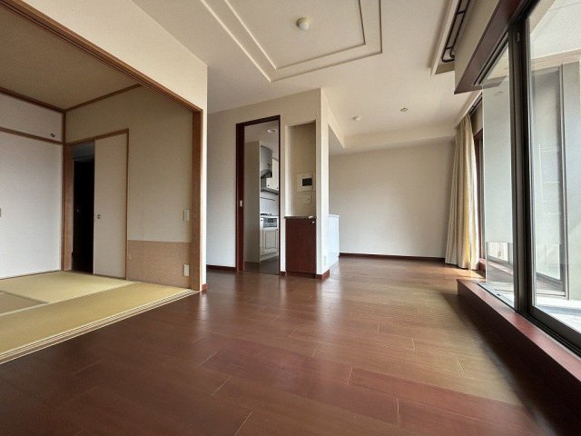 ロイヤルグラン芦屋の居間写真