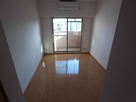 エステム三宮山手センティールの居間写真