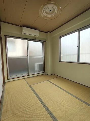 ハイツ熊内の居間写真
