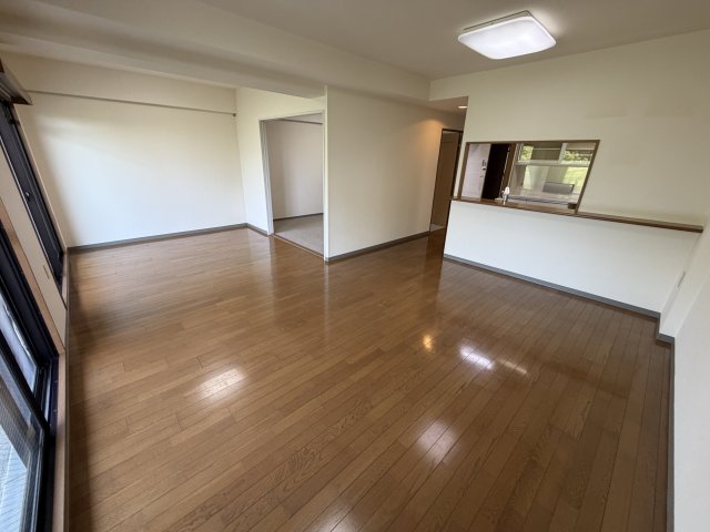 芦屋ハイツ翠ヶ丘の居間写真