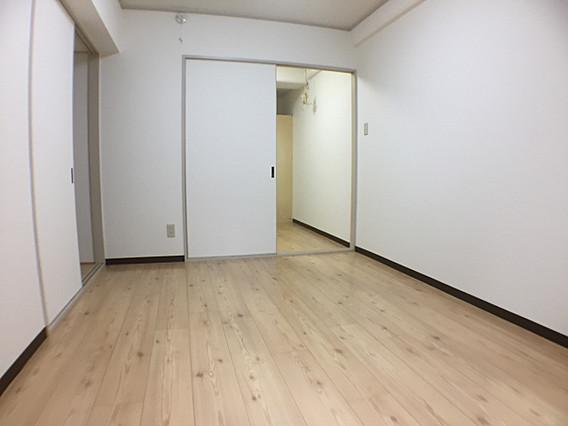 ドルフ西岡本の居間写真