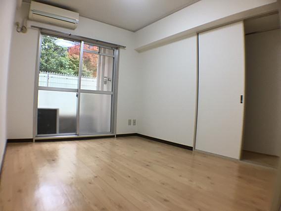 ドルフ西岡本の居間写真