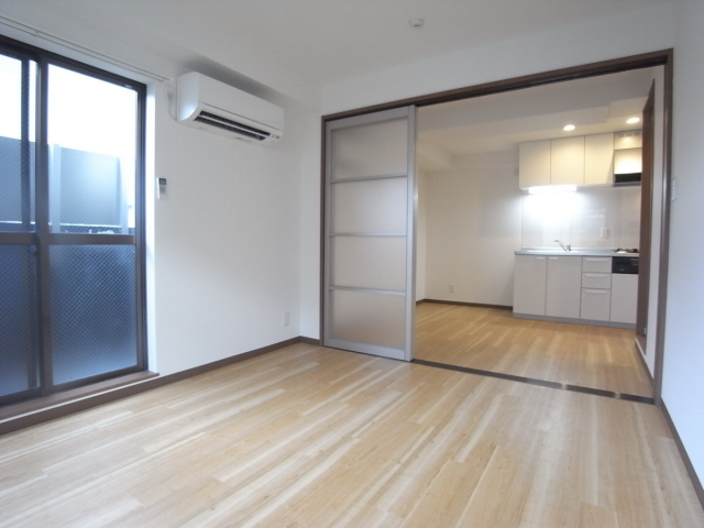 ブラントゥール芦屋の居間写真
