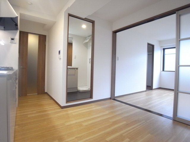 ブラントゥール芦屋の居間写真
