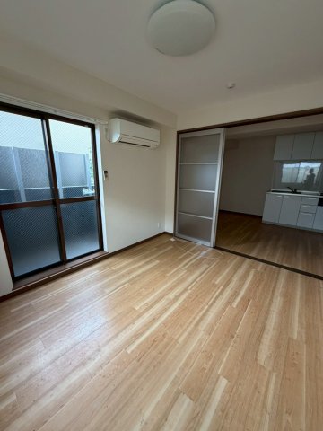 ブラントゥール芦屋の居間写真