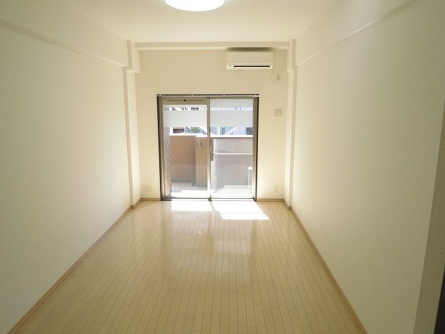 エスライズ新神戸の居間写真