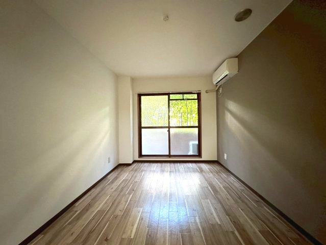 ロイヤルコート山本通の居間写真