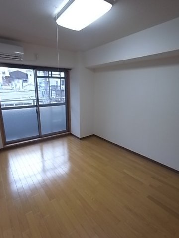 B-RISE元町の居間写真