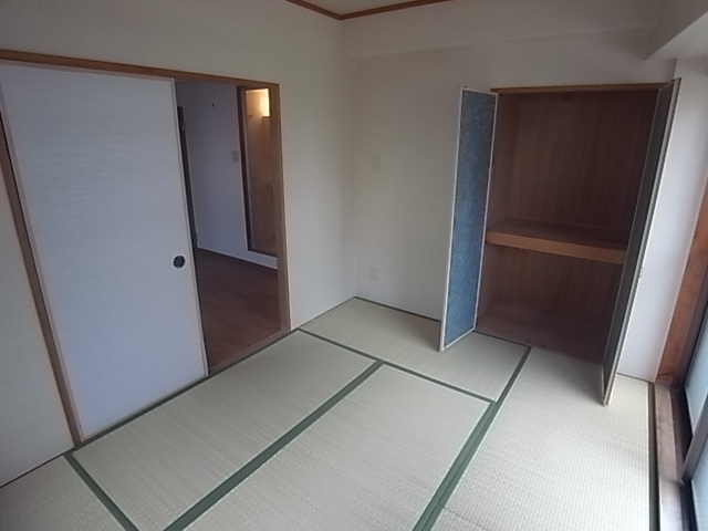 サンビルダ-六甲駅前の居間写真