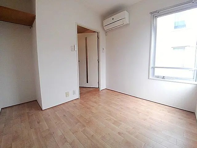 メイプル壱番館の居間写真
